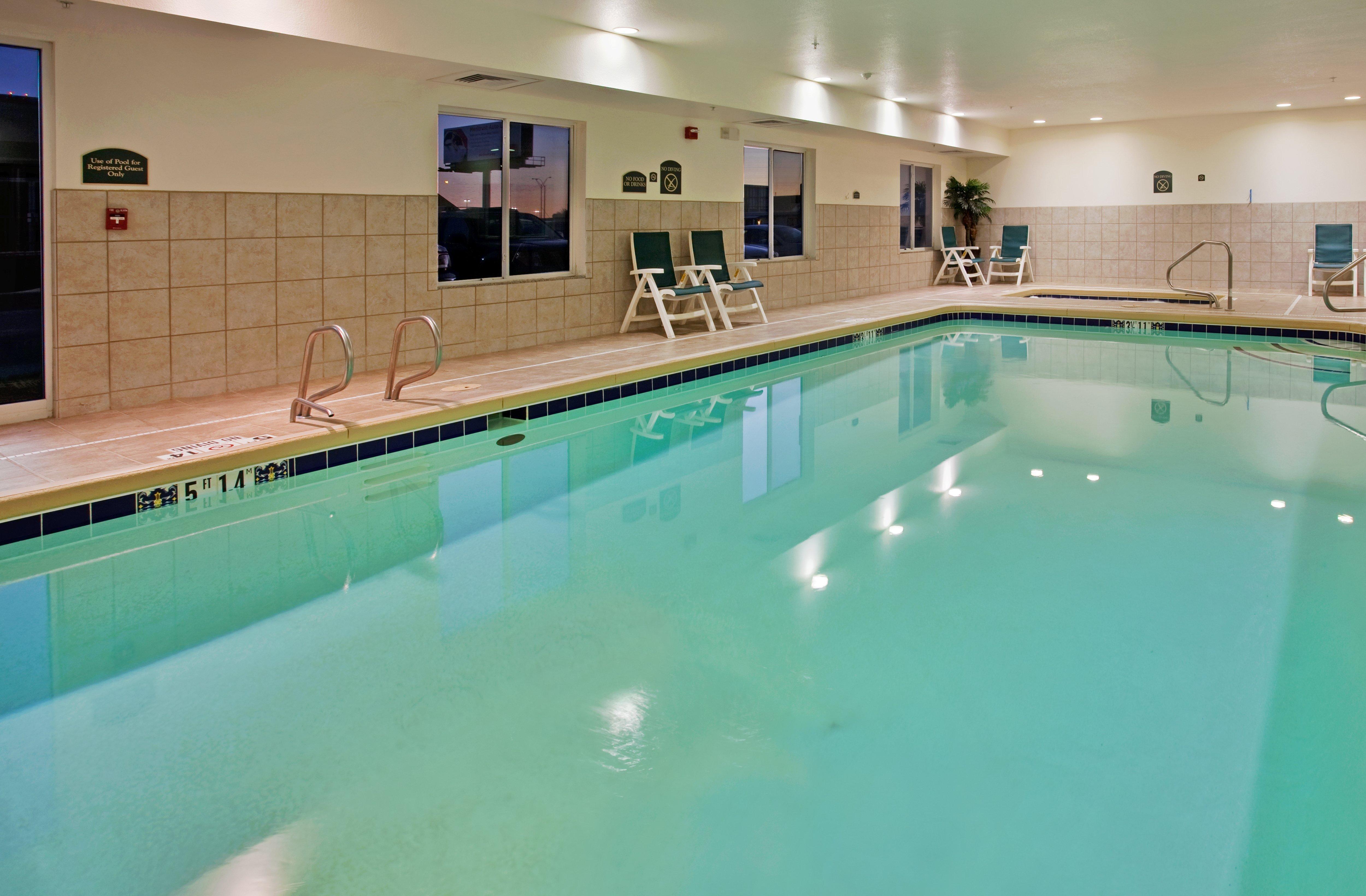 Holiday Inn Express Hotel & Suites Wichita Airport By Ihg Exterior foto