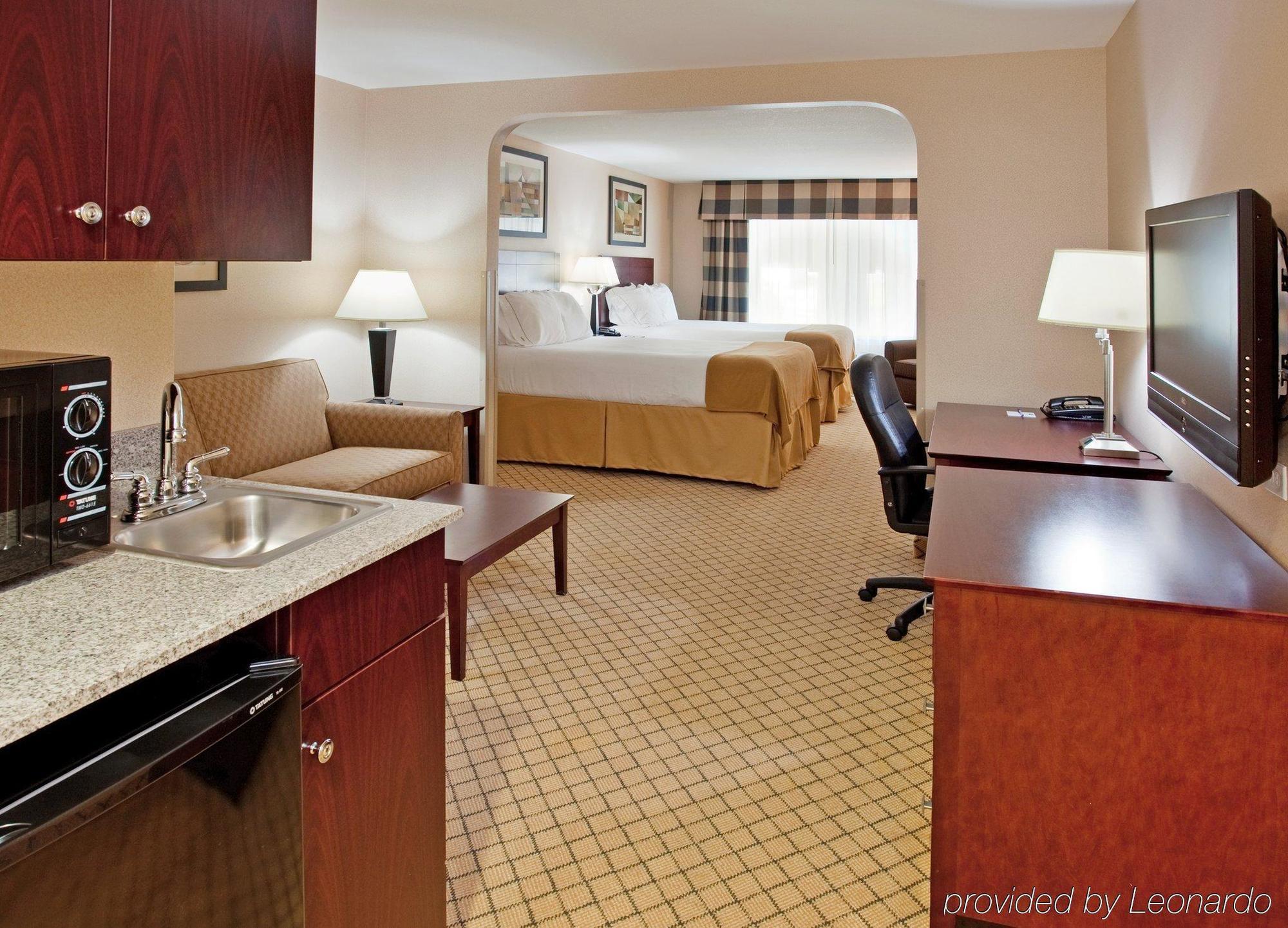 Holiday Inn Express Hotel & Suites Wichita Airport By Ihg Exterior foto